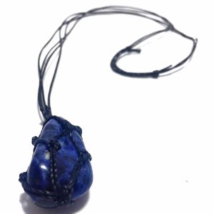 گردنبند مکرومه با سنگ تامبل لاجورد | بیان روشن، آگاهی درونی و استایل طبیعی